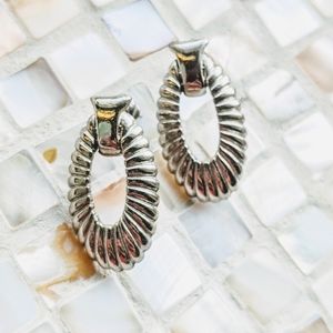 💚 Classic Silver Drop Earrings